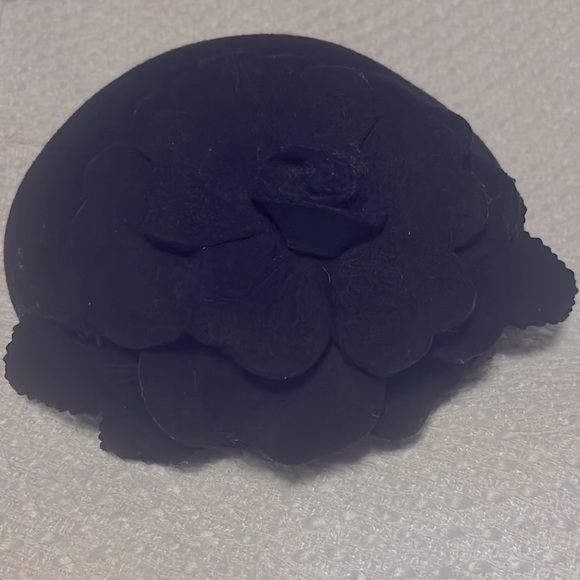 Vintage wool felt fascinator with monochromatic flower with leaves - Picture 9 of 9